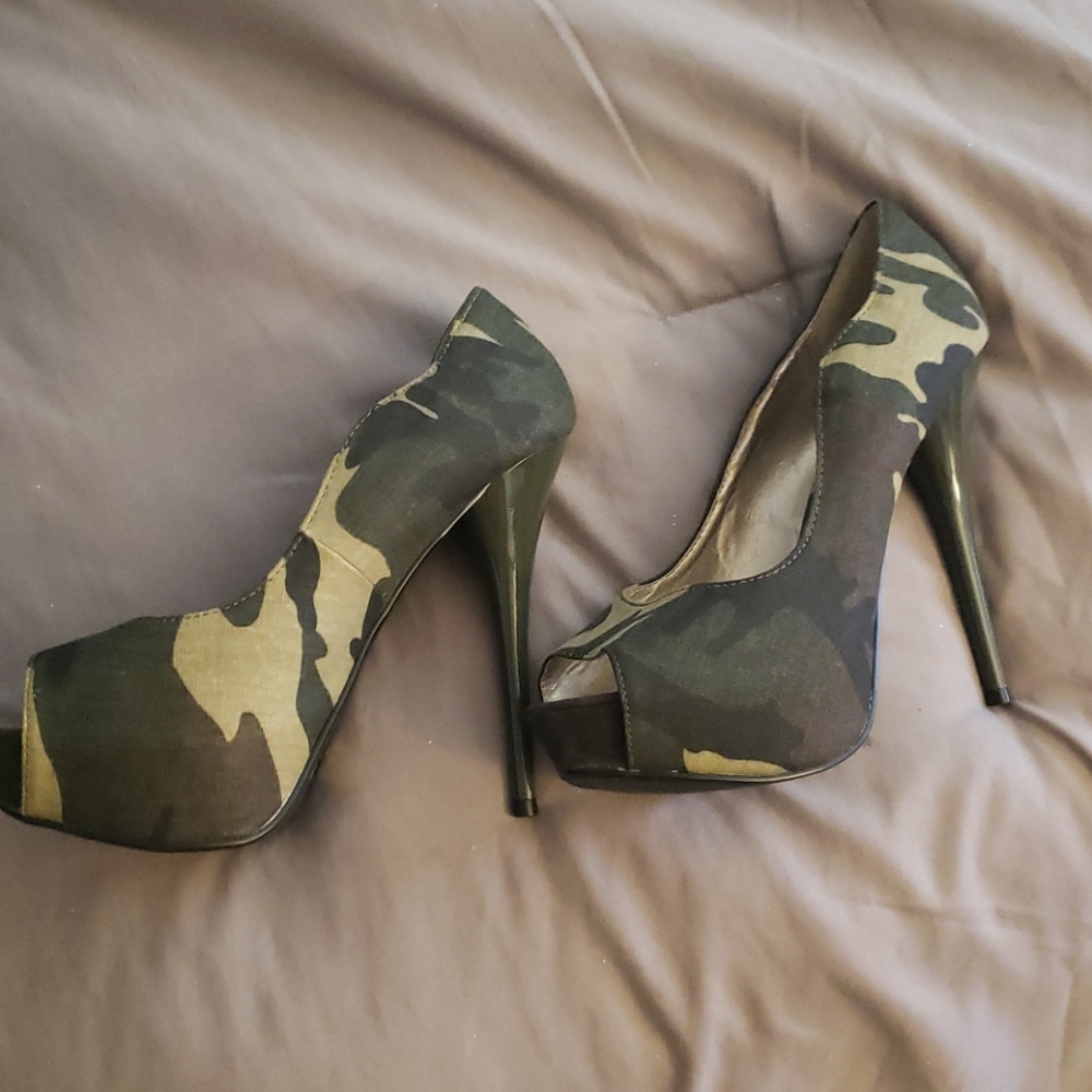 Heels - Picture 2 of 5